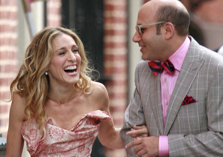 Cười thật sảng khoái: “Một nụ cười bằng mười thang thuốc bổ”. Khi cười, chúng ta hít vào không khí giàu oxy, giúp kích thích tim và cơ, tăng nồng độ endorphin trong máu. Bởi vậy, nếu cảm thấy mệt mỏi khi làm việc, hãy nghỉ tay một chút để xem một clip vui hoặc đọc một câu chuyện cười để cười thật sảng khoái.