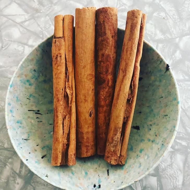 Ngửi quế: Hương quế có tác động kì diệu đến não bộ con người, giúp cải thiện hoạt động não, chống lại chứng suy giảm trí nhớ và căng thẳng, giúp ta tư duy nhanh hơn và hiệu quả hơn.