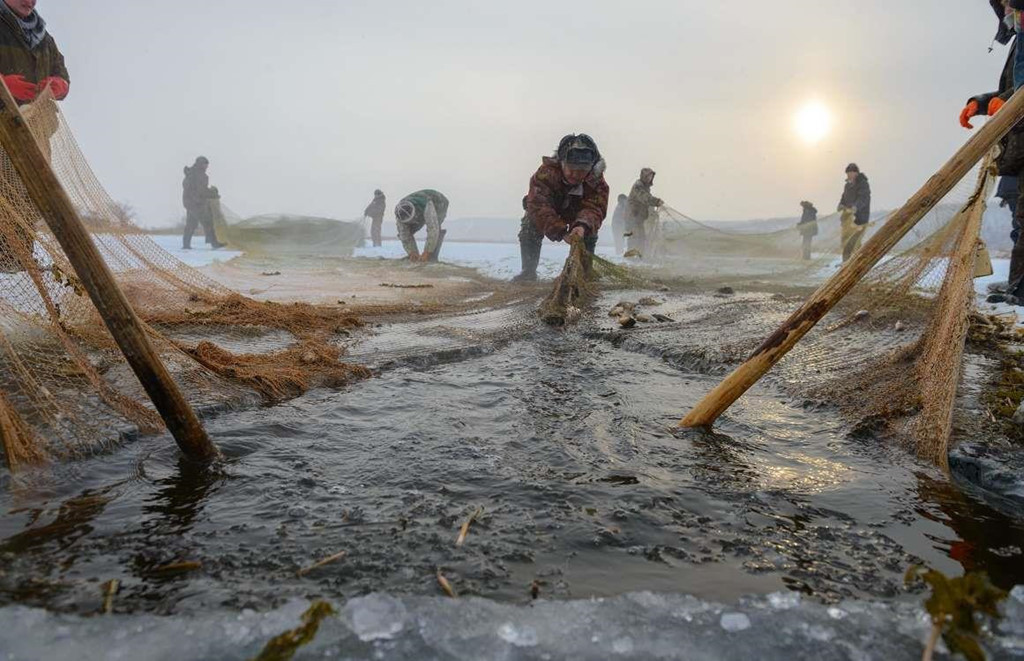 Cuộc sống của người dân nơi đây đều phụ thuộc vào bờ sông. Họ chăn tuần lộc, săn thú hay câu cá trên băng để duy trì cuộc sống. Chính sự xa xôi đó nên Sakha có rất nhiều kỳ quan thiên nhiên hoang sơ, chưa được khám phá. Hồ thủy tinh hay dòng sông băng tuyệt đẹp, nơi có những hóa thạch nguyên vẹn của voi ma mút cổ đại, là hai trong số những nơi kỳ bí.