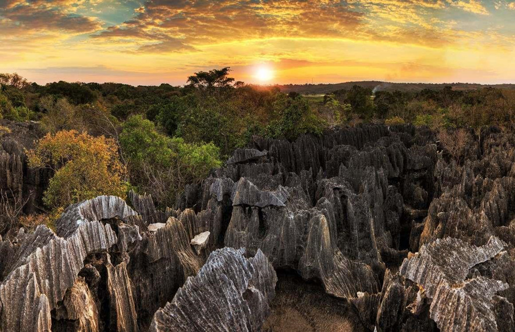 6. Vườn quốc gia Tsingy de Bemaraha, Madagascar: Mê cung núi đá độc đáo này vẫn chưa được nhiều người biết tới ngoại trừ một vài đường mòn, cây cầu, hay những điểm tham quan xung quanh. Còn lại, phần lớn công viên quốc gia ở Madagascar chưa hề có dấu chân người.