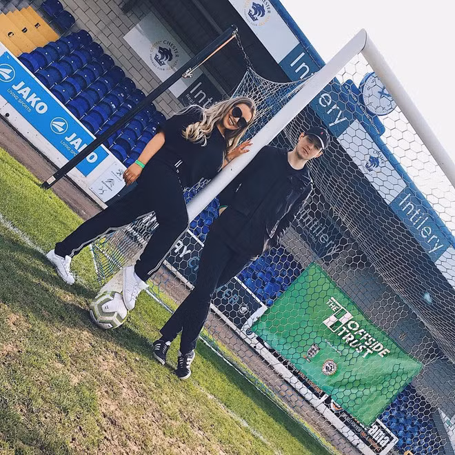 “Tôi yêu thích bóng đá và luôn nghĩ trở thành trọng tài sẽ là cách tuyệt vời để gần gũi hơn với nó. Không có nhiều phụ nữ đi theo con đường này nhưng tôi muốn chứng minh các cô gái cũng làm tốt công việc đó. Đây không phải là sở thích nhất thời, nó là đam mê mà tôi đang theo đuổi một cách nghiêm túc", Christophers chia sẻ.