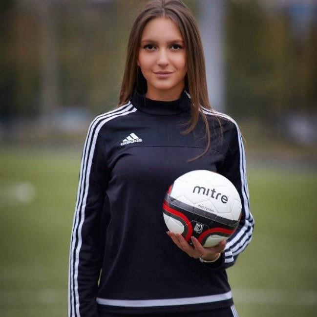 "Hot girl trọng tài" khiến không ít fan bóng đá ngưỡng mộ khi tự tin thuyết trình tại một hội thảo gồm nhiều chuyên gia về chiến thuật trong bóng đá hay đứng trả lời phỏng vấn trên truyền hình. Kostyunina chia sẻ cô rất yêu nghề này và mơ ước trở thành trọng tài đẳng cấp FIFA.