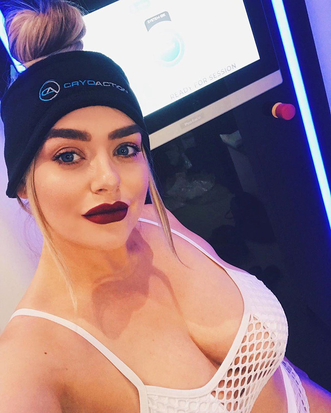 Amy Christophers từng là người mẫu nội y nổi tiếng nước Anh. Vì hâm mộ bóng đá, nhất là CLB Chelsea, cô từ bỏ nghiệp người mẫu để chuyển sang làm trọng tài.