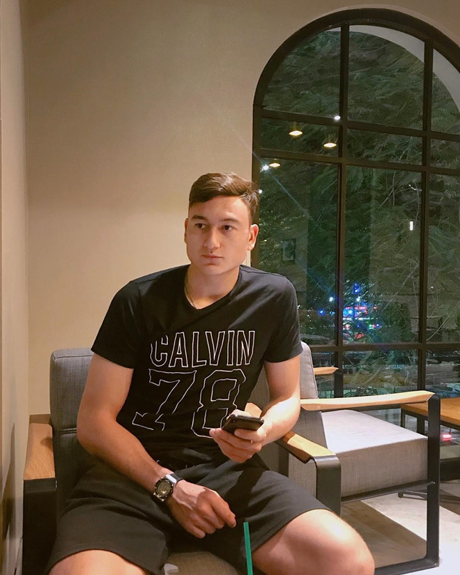 Đặng Văn Lâm (biệt danh: Lâm Tây, sinh năm 1993) - chàng thủ môn nổi tiếng của đội tuyển Việt Nam - mang trong mình 2 dòng máu Nga, Việt. Sở hữu chiều cao nổi bật 1,86 m, body 6 múi, Lâm Tây đặc biệt thu hút sự chú ý của hội chị em. Hiện tại, Lâm Tây đang chơi cho CLB Muangthong (Thái Lan).