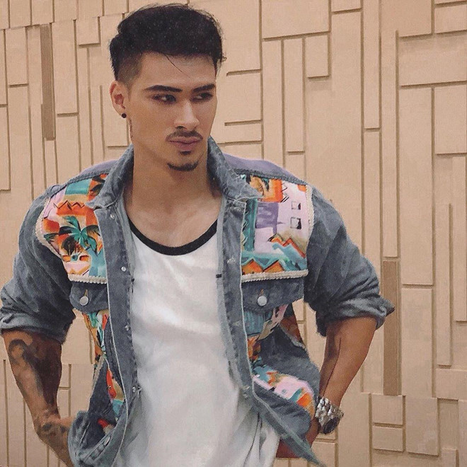 Trên trang cá nhân, Johnny thường đăng hình ảnh tập gym khoe hình thể 6 múi. Anh chàng theo phong cách bụi bặm, nam tính với gương mặt góc cạnh đầy cuốn hút. Thời gian gần đây, anh cũng được chú ý khi tham gia game show Cuộc đua kỳ thú cùng Huy Trần.