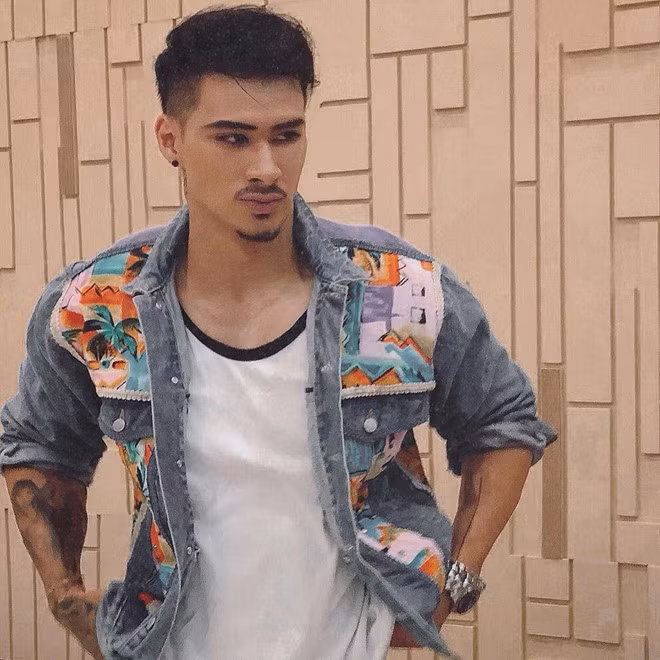 Trên trang cá nhân, Johnny thường đăng hình ảnh tập gym khoe hình thể 6 múi. Anh chàng theo phong cách bụi bặm, nam tính với gương mặt góc cạnh đầy cuốn hút. Thời gian gần đây, anh cũng được chú ý khi tham gia game show Cuộc đua kỳ thú cùng Huy Trần.