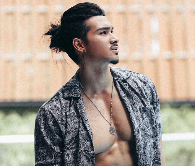 Johnny Trần (tên đầy đủ Trần Hoàng Phương Johnny) là chàng trai Việt kiều Đức gây chú ý tại Người ấy là ai. Johnny thẳng thắn thừa nhận mình là người song tính, từng yêu cả nam lẫn nữ. Anh cũng chia sẻ tình yêu không giới hạn nguyên tắc, giới tính, quan trọng là trân trọng cảm xúc dành cho nhau.