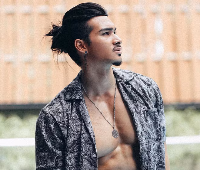 Johnny Trần (tên đầy đủ Trần Hoàng Phương Johnny) là chàng trai Việt kiều Đức gây chú ý tại Người ấy là ai. Johnny thẳng thắn thừa nhận mình là người song tính, từng yêu cả nam lẫn nữ. Anh cũng chia sẻ tình yêu không giới hạn nguyên tắc, giới tính, quan trọng là trân trọng cảm xúc dành cho nhau.