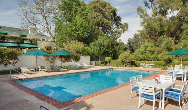 Hồ bơi ngoài trời ẩn mình sau hàng cây cao lớn là địa điểm lý tưởng cho những bữa tiệc của các ngôi sao âm nhạc và ngôi sao điện ảnh.