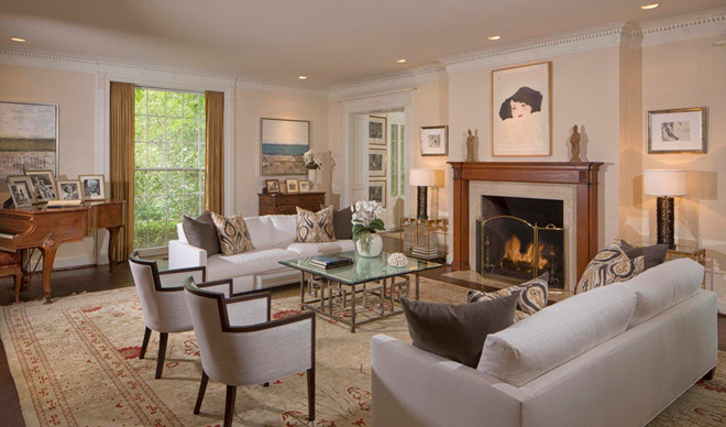 Phòng khách rộng rãi, thoáng mát, cùng nhiều ô cửa sổ đem đến nguồn ánh sáng tự nhiên. Cây piano cỡ lớn là nơi Taylor Swift có thể đàn hát cho người thân và bạn bè thưởng thức.