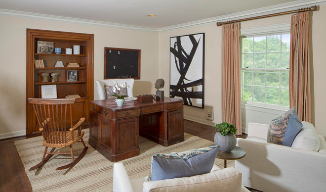 Phòng làm việc nhỏ nhắn, được thiết kế đơn giản, không quá cầu kỳ nhưng vẫn giữ được nét trang trọng.