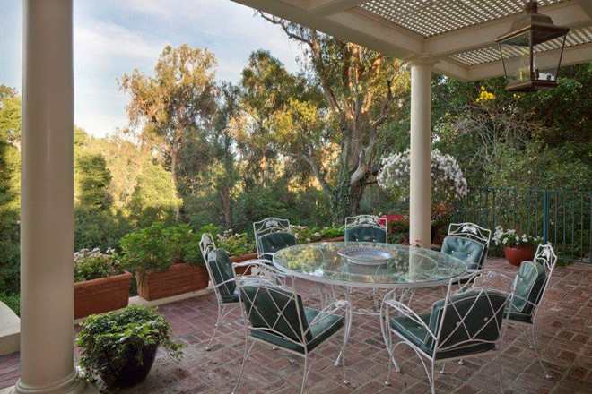 Khu vực thư giãn ngoài trời với những bộ bàn ghế kiểu cách là nơi nữ ca sĩ có thể cùng bạn bè vừa uống trà, vừa thưởng ngoạn cảnh sắc thiên nhiên.