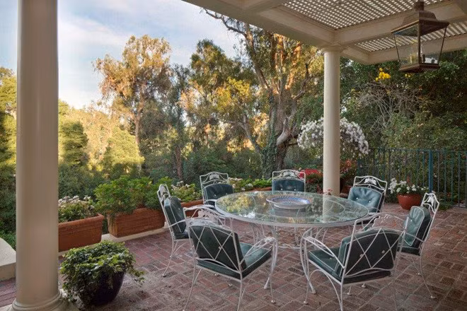 Khu vực thư giãn ngoài trời với những bộ bàn ghế kiểu cách là nơi nữ ca sĩ có thể cùng bạn bè vừa uống trà, vừa thưởng ngoạn cảnh sắc thiên nhiên.