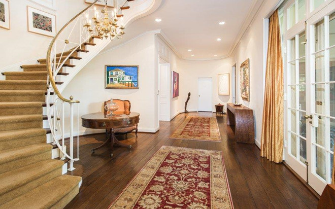 Tiền sảnh sáng sủa, duyên dáng với những đường nét truyền thống pha lẫn cách tân, dẫn đến nhiều không gian sinh hoạt khác trong căn biệt thự.