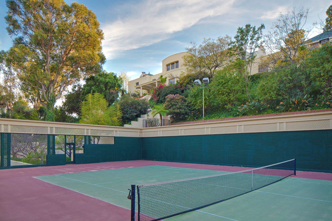 Sân tennis hiện đại trong khuôn viên biệt thự.