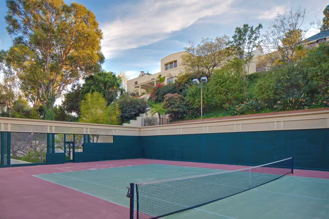 Sân tennis hiện đại trong khuôn viên biệt thự.