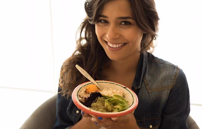 Chế độ dinh dưỡng phù hợp - Nhiều phụ nữ không mấy coi trọng, thậm chí là bỏ bữa, hoặc thay thế những bữa ăn phù hợp bằng các loại thực phẩm chức năng ăn kiêng sau sinh. Điều quan trọng là bạn cần phải duy trì chế độ dinh dưỡng hợp lý để đủ sữa nuôi con. Hãy ăn nhiều các loại rau có lá xanh, các loại thịt nạc, gia vị vừa phải, uống trà xanh và uống nhiều nước.