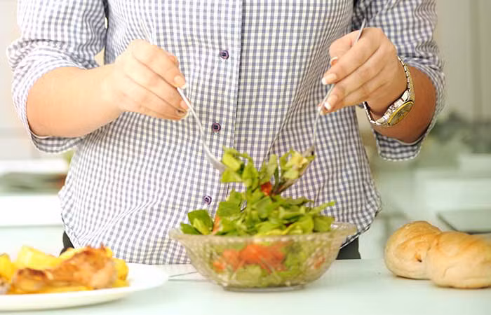 Tránh ăn kiêng quá độ - Đôi khi những phụ nữ mới làm mẹ lần đầu cảm thấy hoảng sợ và dễ bị trầm cảm sau sinh và thường áp dụng chế độ ăn kiêng quá chặt chẽ để lấy lại vóc dáng thời son rỗi. Điều đó dẫn tới việc dễ bị suy dinh dưỡng, và kéo theo sức khỏe của con cũng bị ảnh hưởng. Nhịn đói sẽ chẳng giúp ích gì mà chỉ khiến mọi thứ tệ thêm. Hãy tham khảo ý kiến của các chuyên gia dinh dưỡng để biết cụ thể bạn nên ăn những gì và ăn như thế nào để nhanh chóng giảm mỡ bụng.