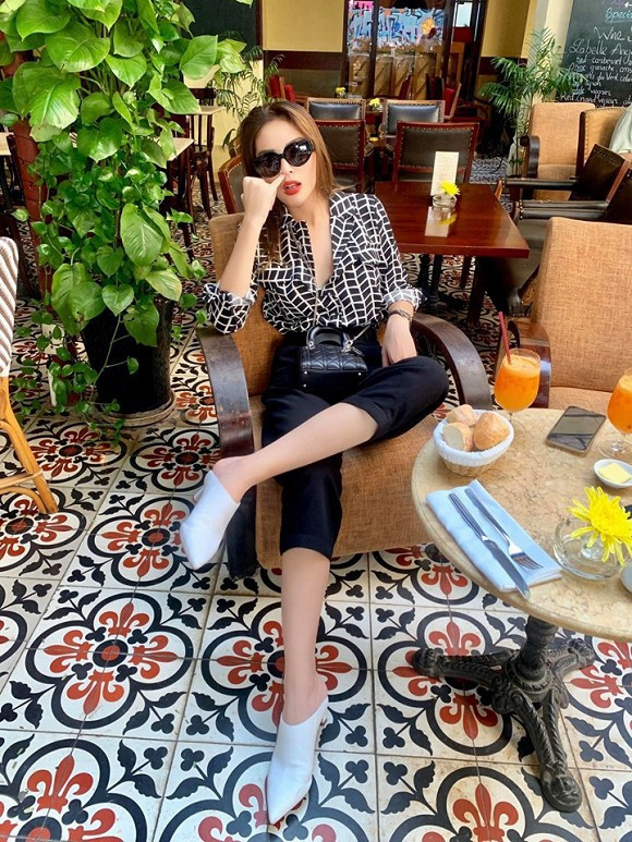 Kiểu 2 (mức độ ngứa hơn): Vắt chéo chân, đầu hơi nghiêng nhẹ sang phải, đưa 1 đốt ngón tay út vào trong mũi chỗ mình ngứa, miệng há ra tỏ vẻ mơ màng, mắt nhìn thẳng vào ống kính hay nhìn đâu cũng được vì cũng đeo kính rồi.