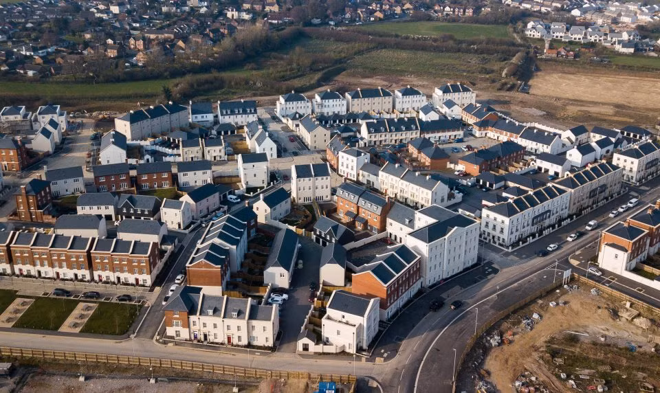 Nha mat pho, cua kinh long lanh dong loat ban re vi ly do kho tin-Hinh-2