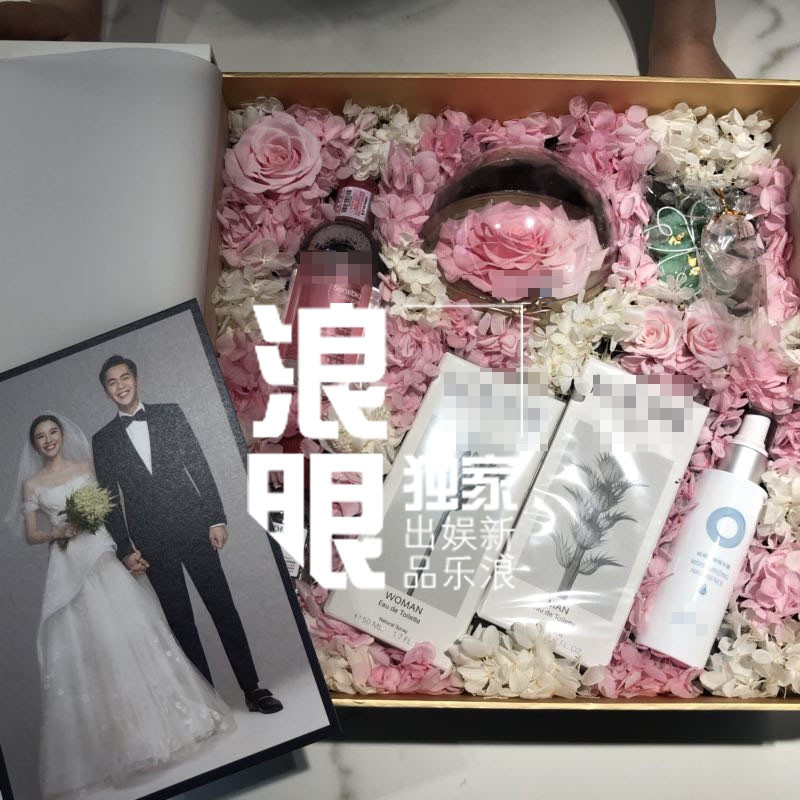 Ảnh cưới của Đường Nghệ Hân và Trương Nhược Quân được hé lộ trong món quà tặng của cặp đôi.