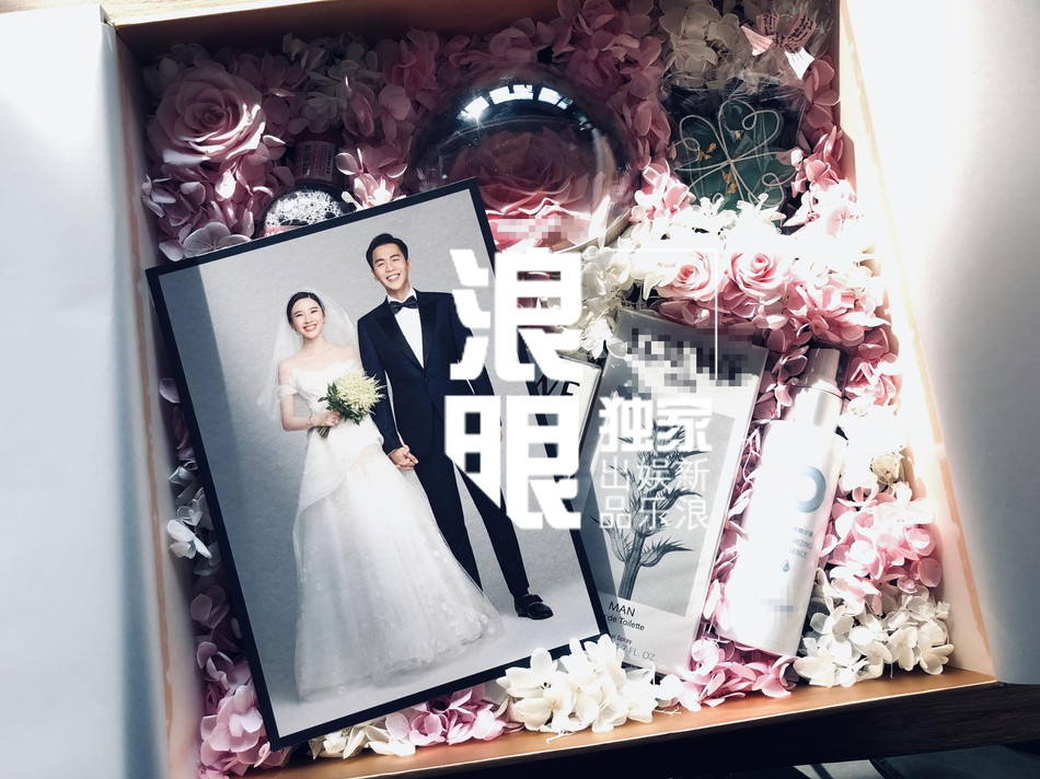 Ngoài hai tấm hình cưới, hộp quà của cặp đôi dành tặng quan khách khiến nhiều người xuýt xoa vì quá sang trọng.