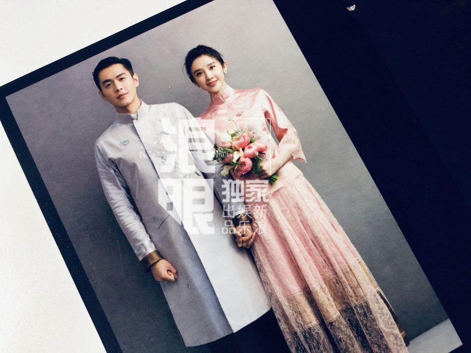 Trong hộp quà tặng khách mời, ngoài hình cưới của Đường Nghệ Hân và Trương Nhược Quân còn có nước hoa tình nhân, mỹ phẩm và những bông hoa được bài trí trang nhã. Người hâm mộ đang rất háo hức chờ đợi đám cưới thế kỷ này.