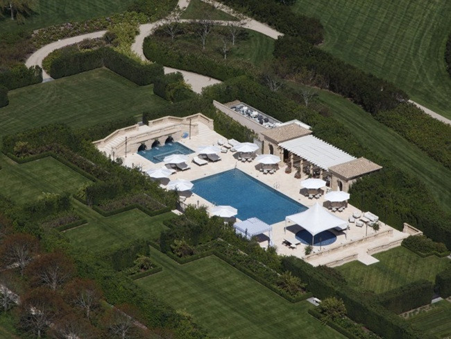 Lloyd Blankfein - giám đốc điều hành Goldman Sachsc từng sống trong ngôi nhà này trên đường Parsonage Lane. Ông bán nhà với giá 13 triệu USD (~302 tỷ đồng) hồi năm 2016. Tỷ phú Ira Rennert sở hữu một dinh thự 29 phòng ngủ, 39 nhà tắm trong làng.