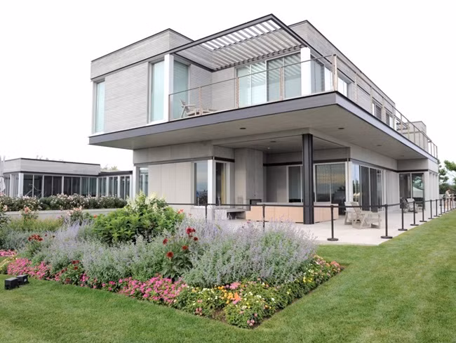 Một nghiên cứu cho thấy để sống thoải mái ở làng này cần kiếm ít nhất 853.738 USD/năm (~19,8 tỷ đồng/năm) tức hơn 1,65 tỷ/tháng. Làng có dân số chưa đến 500 người nhưng nhiều ngôi nhà trị giá hàng triệu USD thuộc sở hữu của các CEO và người nổi tiếng.