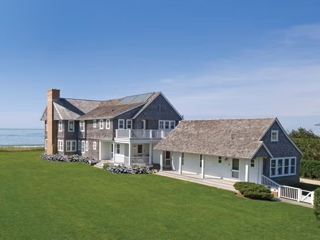 Dinh thự của tỷ phú này được xây hồi những năm 1990 có giá khoảng 500 triệu USD (~11,6 nghìn tỷ) hồi năm 2015. Một biệt thự có nhà hát 164 chỗ ngồi, 2 sân tennis, nhà để xe chứa được 100 xe và nhà vui chơi với sân bóng rổ và chỗ chơi bowling.