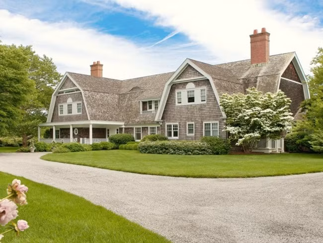 Khi nhìn từ trên cao mới cảm nhận được hết sự sang chảnh của các ngôi nhà. Nhiều nhà có bể bơi, sân tennis. Người dẫn chương trình Jimmy Fallon mua một ngôi nhà kiểu nông trại trị giá 5,5 triệu USD (~127 tỷ đồng) năm 2011.