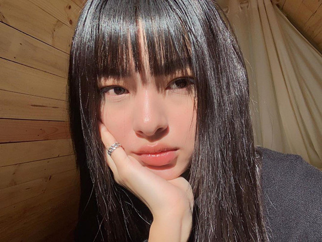 Những bức ảnh gần đây của Tú Hảo bị dân mạng nói "nhìn không ra". Nhiều người nói cô quá giống Châu Bùi - fashionista nổi tiếng Hà thành. Thậm chí, một số tài khoản còn nhầm lẫn quán quân Gương mặt thương hiệu đăng ảnh đồng nghiệp lên trang cá nhân.