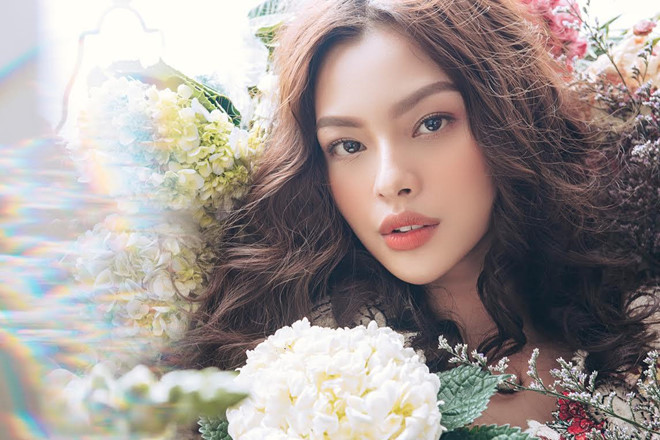 Nguyễn Bạch Tú Hảo (sinh năm 1996, Khánh Hòa) được dân mạng chú ý khi đoạt ngôi vị quán quân cuộc thi Gương mặt thương hiệu 2017. Sau chương trình, cô hoạt động chủ yếu ở lĩnh vực mẫu ảnh, chụp lookbook và tham gia các sự kiện thời trang.