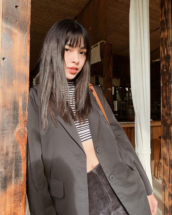 Dân mạng cho rằng so với giai đoạn vừa đoạt ngôi vị cao nhất tại The Face 2017, nhan sắc và gout thời trang của hot girl sinh năm 1996 có sự thay đổi đáng kể. Tuy nhiên, ở nhiều bức ảnh, nhiều người nói vẫn nhận ra Tú Hảo với phong cách "môi hở" mang thương hiệu của cô.