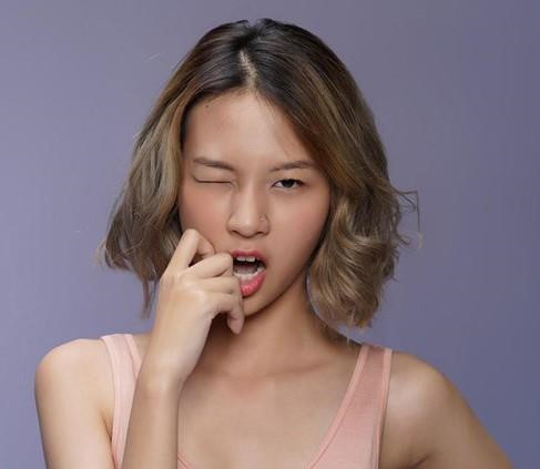 Một số người lại cho rằng việc thay đổi ngoại hình của quán quân The Face là điều bình thường. "Mình nghĩ do Phí Phương Anh tăng cân nên đường nét trên gương mặt khác hơn. Trong nhiều bức ảnh, gương mặt của bạn ấy vẫn như thế mà", @jennifer_p nói.