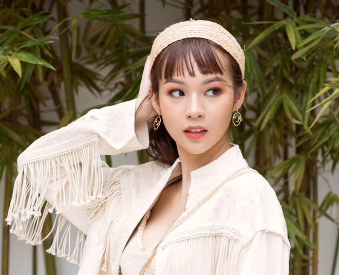 Phí Phương Anh (sinh năm 1997, Hà Nội) là quán quân chương trình The Face Việt Nam 2016. Thời điểm đó, học trò HLV Hồ Ngọc Hà gây chú ý với ngoại hình mảnh khảnh và gương mặt ưa nhìn. Sau cuộc thi, cô xuất hiện nhiều trong vai trò mẫu ảnh và làm gương mặt đại diện cho một số nhãn hàng.