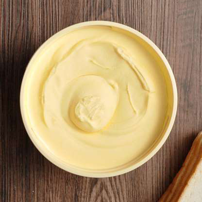 Bơ thực vật:Chứa nhiều chất béo chuyển hóa, một chất béo nhân tạo khiến cho các chất béo bão hòa dạng lỏng chuyển sang dạng rắn. Khi ăn các loại chất béo này, nó sẽ làm giảm lượng cholesterol tốt và tăng cholesterol xấu, đồng thời kích thích các cơn sưng, viêm.