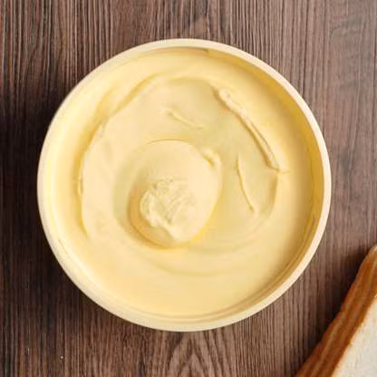 Bơ thực vật:Chứa nhiều chất béo chuyển hóa, một chất béo nhân tạo khiến cho các chất béo bão hòa dạng lỏng chuyển sang dạng rắn. Khi ăn các loại chất béo này, nó sẽ làm giảm lượng cholesterol tốt và tăng cholesterol xấu, đồng thời kích thích các cơn sưng, viêm.