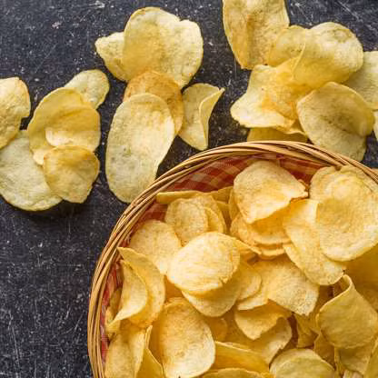 Khoai tây chiên: Cả loại truyền thống và loại cắt lát đều chứa carbohydrates tinh chế sản sinh ra AGEs. Khoai tây chiên thường được chiên trong dầu thực vật bao gồm cả acid béo omega-6 dễ gây viêm. Nó cũng thường chứa lượng sodium lớn. Thay vì khoai tây chiên bạn nên ăn khoai lang chiên.