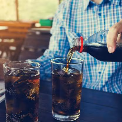 Soda: Thường chứa đường, đường hóa học, axit phosphoric. Cả 3 thành phần này đều sẽ làm trầm trọng thêm những cơn đau khớp của bạn. Hãy thay soda bằng trà xanh, hoặc các loại nước có vài lát hoa quả.