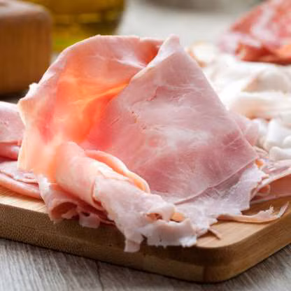 Thịt chế biến sẵn: Thực phẩm chế biến sẵn thường chứa chất béo bão hòa và có sodium, trong một số trường hợp còn chứa cả các chất gây ung thư, và có thể sản sinh AGE. Hãy hạn chế thực phẩm chế biến sẵn và cố gắng sử dụng các loại thực phẩm chế bến tại nhà.