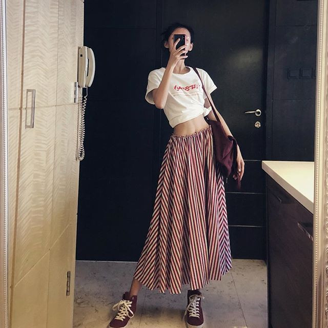 Trương Dư Hi trông khá gầy khi để mặc đồ hai dây, hở eo.