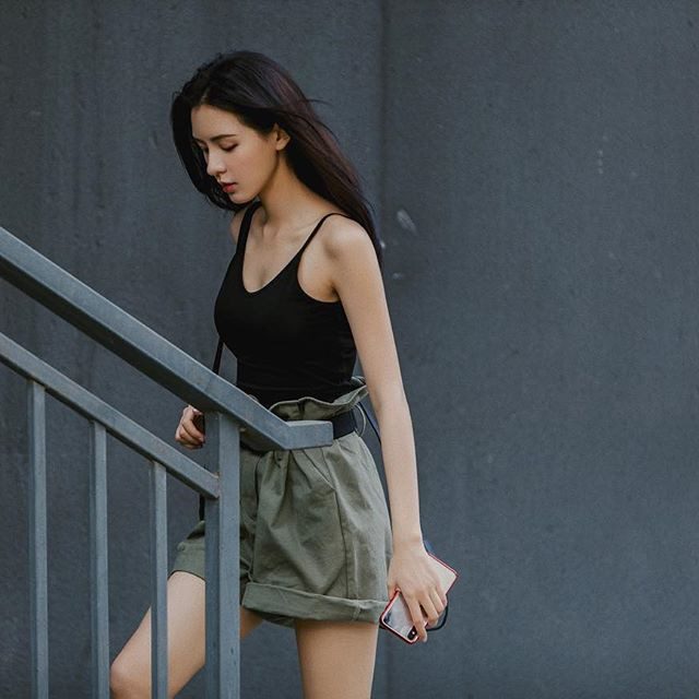 Ngoài vai trò người mẫu, diễn viên, Trương Dư Hi còn là một tín đồ của thời trang nên thường tự mình làm stylist. Đam mê này còn giúp cô gây dựng thành công thương hiệu quần áo StyleNotes đồng thời tự làm người mẫu sản phẩm. Cô đa phần kinh doanh các thiết kế dành cho phụ nữ mảnh mai như mình.