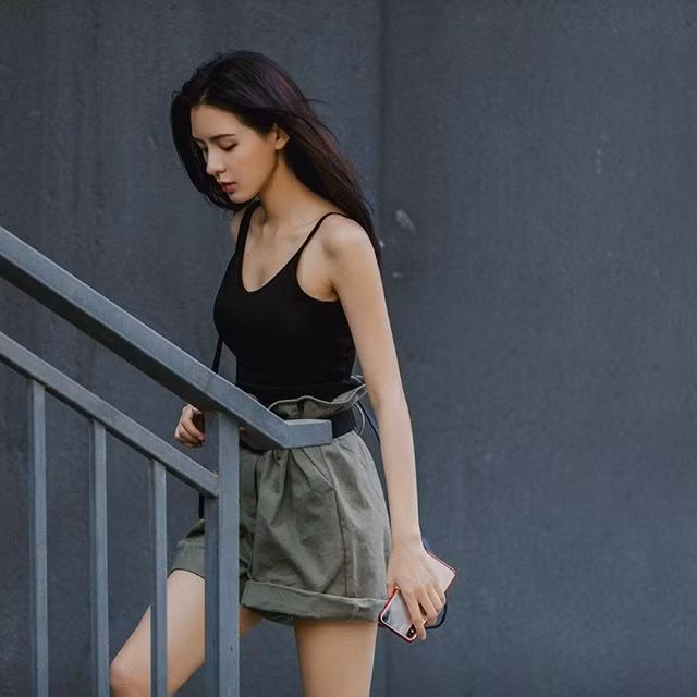 Ngoài vai trò người mẫu, diễn viên, Trương Dư Hi còn là một tín đồ của thời trang nên thường tự mình làm stylist. Đam mê này còn giúp cô gây dựng thành công thương hiệu quần áo StyleNotes đồng thời tự làm người mẫu sản phẩm. Cô đa phần kinh doanh các thiết kế dành cho phụ nữ mảnh mai như mình.