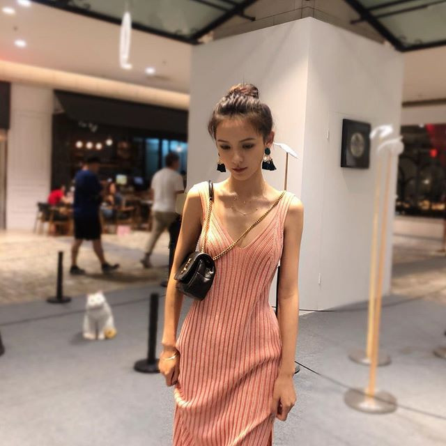 Người mảnh mai như Trương Dư Hi mặc gì cũng thấy phù hợp.