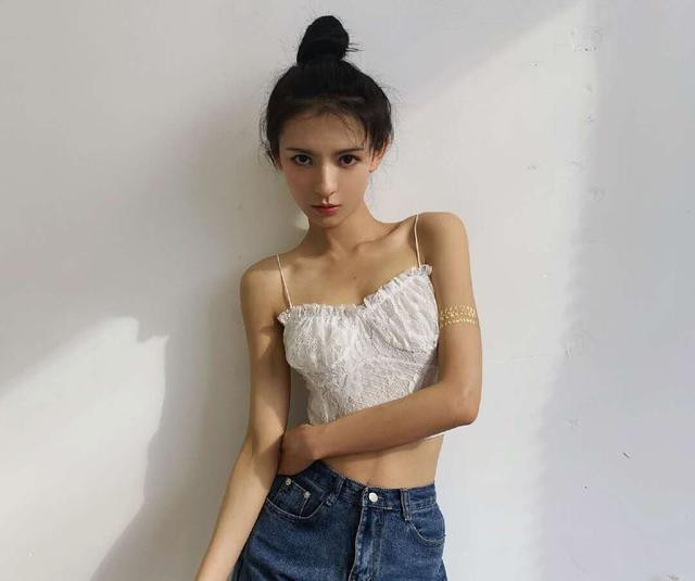 Tuy nhiên, mãi tới năm 2016, khi đóng phim Nàng công chúa tôi yêu cùng soái ca Mike D Angelo, tên tuổi của Dư Hi mới được nâng cao. Ngoài ra, cô nàng khiến dân mạng chú ý hơn khi công khẳng định bản thân là người yêu của cậu ấm hư hỏng nhất Trung Quốc - Vương Tư Thông. Tuy nhiên, cả hai đã đường ai nấy đi nhanh chóng vì bản tính trăng hoa của thiếu gia tài phiệt.