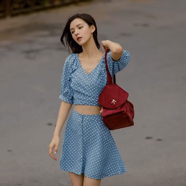 Vì chỉ nặng vỏn vẹn 43kg, có lúc thậm chí giảm còn 39kg nên dáng vóc của Dư Hi trông khá mảnh khảnh so với chiều cao 1m68. Vòng eo chỉ bé bằng gang tay cũng là yếu tố ngoại hình gây tranh cãi.