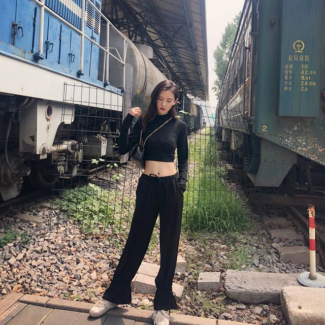 Có người cho rằng, điều này là lợi thế giúp Trương Dư Hi dễ dàng lựa chọn trang phục, tự tin chụp hình mẫu với đủ kiểu tạo dáng chuyên nghiệp. Tuy nhiên cũng có ý kiến phản bác cho rằng Dư Hi quá gầy, thiếu sức sống, mặc gì cũng lộ cơ thể gầy trơ xương, khẳng khiu. Trương Dư Hi thường xuyên diện áo croptop khoe vòng eo bé chẳng tày gang.