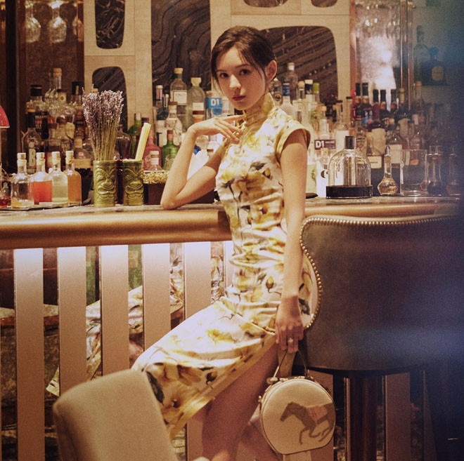 Trang jimuwu520 nhận xét, Trương Dư Hi làm toát lên vẻ đẹp quyến rũ của người phụ nữ phương Đông. Thời gian qua, khán giả dường như đã quên mất danh tính của cô, luôn gọi cô với biệt danh "tình cũ Vương Tư Thông". Tuy nhiên, lần này, tên tuổi của Dư Hi đã thực sự được hâm nóng nhờ gu thời trang tinh tế.