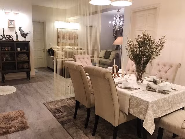 Sau đó, Quế Vân đã trang trí lại ngôi nhà theo phong cách châu Âu cổ điển. Cô tự lên ý tưởng thiết kế và sử dụng hoàn toàn đồ nội thất nhập khẩu từ Mỹ.